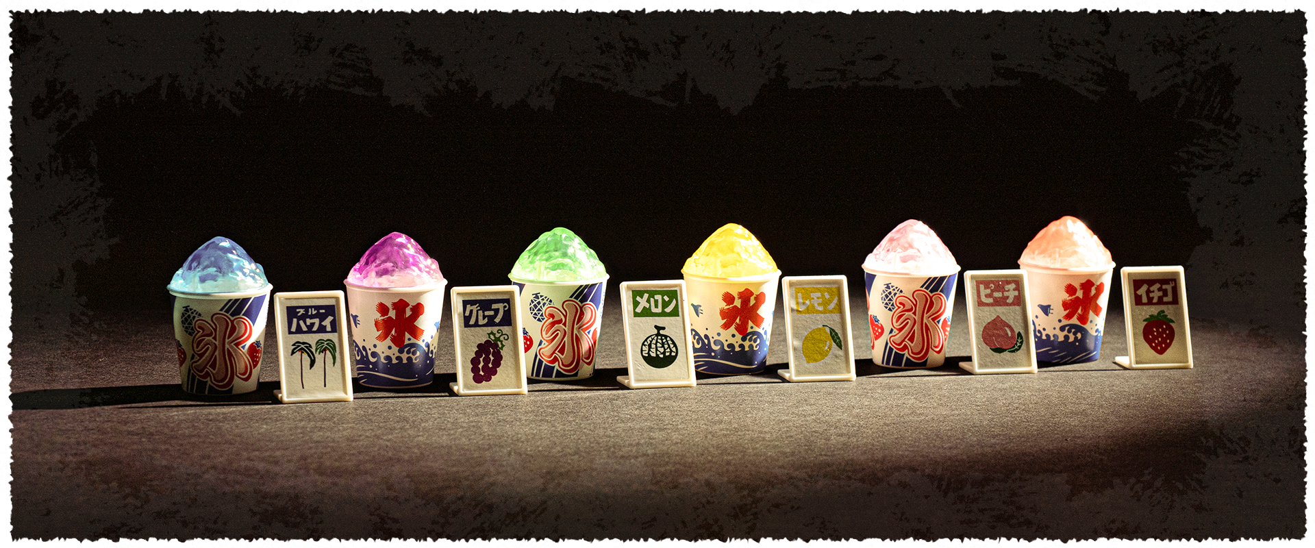 某大手メーカーとのコラボで実現したガチャガチャ用のミニチュアフィギュア。このかき氷用メニュー看板の実物が当社の商品